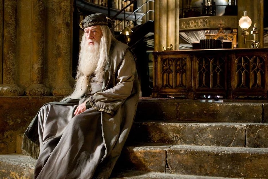 Ator que interpretou Dumbledore em "Harry Potter" morre aos 82 anos ...