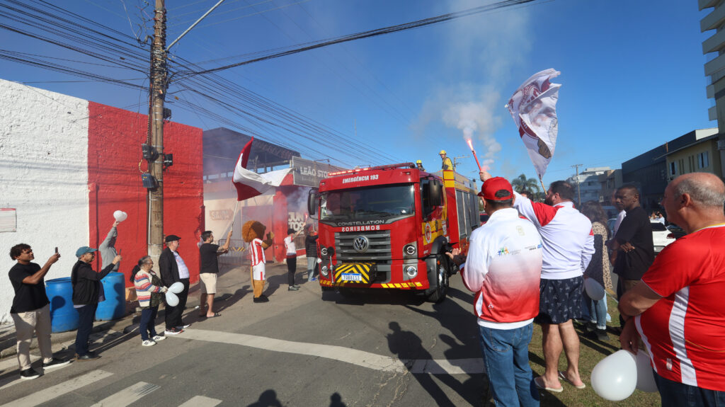Tubarão Emociona-se em Cortejo de Despedida ao Ex-Prefeito Olavio Falchetti